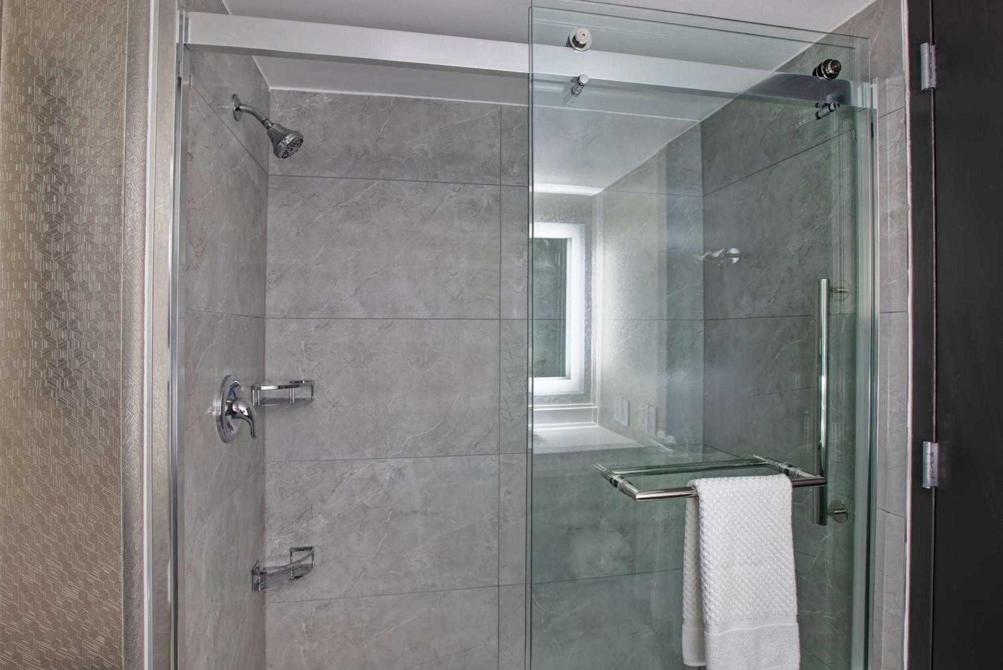Embassy Suites Syracuse East Syracuse Bagian luar foto